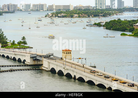Miami, Florida, USA - 7. Oktober 2012: Einziehbare Brücke und Skyline von Miami South Beach gesehen von der Innenstadt Stockfoto