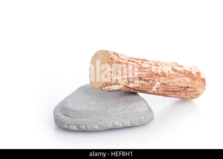 Thanaka Holz und grauen Kyauk Pyin Steinplatten auf weißem Hintergrund isoliert Stockfoto