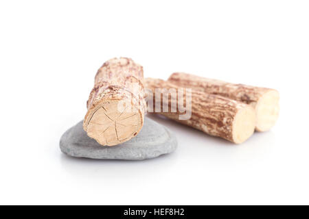 Thanaka Holz und grauen Kyauk Pyin Steinplatten auf weißem Hintergrund isoliert Stockfoto