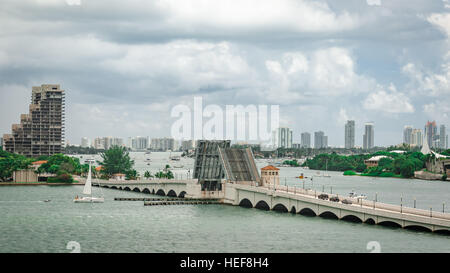 Miami, Florida, USA - 7. Oktober 2012: Einziehbare Brücke und Skyline von Miami South Beach gesehen von der Innenstadt Stockfoto