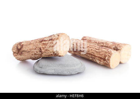 Thanaka Holz und grauen Kyauk Pyin Steinplatten auf weißem Hintergrund isoliert Stockfoto