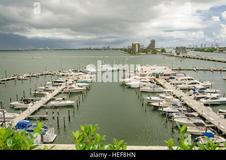 Miami, Florida, USA - 7. Oktober 2012: Marina mit Booten und Skyline von Miami South Beach Gegend gesehen von der Innenstadt in Florida Stockfoto