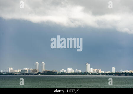 Miami, Florida, USA - 10. Oktober 2012: Skyline von Miami South Beach gesehen von der Innenstadt in Florida Stockfoto