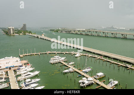 Miami, Florida, USA - 10. Oktober 2012: Marina, Hafen und die Skyline von Miami South Beach gesehen von der Innenstadt, ein Wahrzeichen in Florida Stockfoto
