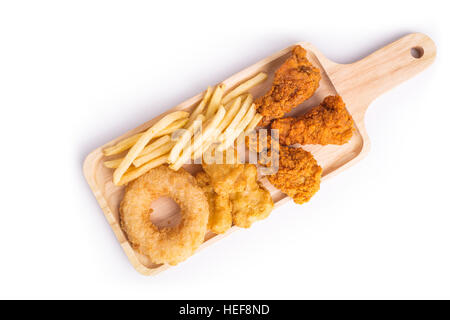Nahaufnahme, gebratenes Huhn, Pommes Frites und Softgetränk auf Holztisch Stockfoto