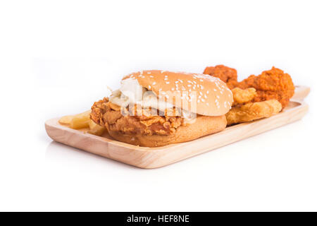 Nahaufnahme, gebratenes Huhn, Pommes Frites und Softgetränk auf Holztisch Stockfoto