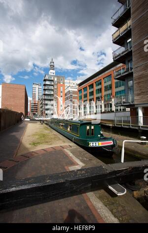 Kanalboot im Zentrum von Birmingham BT Tower im Hintergrund Stockfoto