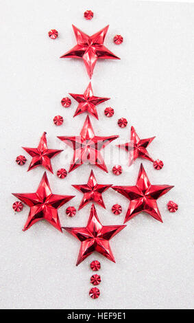 Weihnachtsbaum-Form gemacht, der rote sternförmigen Ornamenten Stockfoto