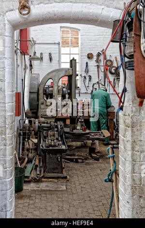 Claymills Victorian Abwasser Pumping Station - ehrenamtliche Handwerker in der Werkstatt Stockfoto