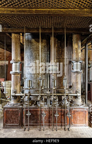 Claymills Victorian Abwasser Pumping Station - Dampf Pumpzylindern & Management Maschinen vor der Restaurierung im Maschinenhaus AB Stockfoto