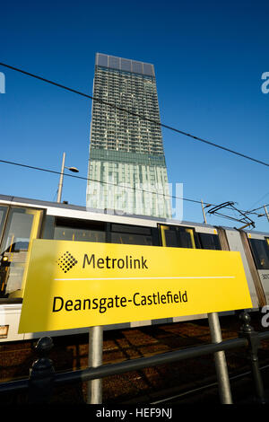 Metrolink Zeichen am Deansgate Bahnhof in Castlefields, Manchester Stadtzentrum Stockfoto