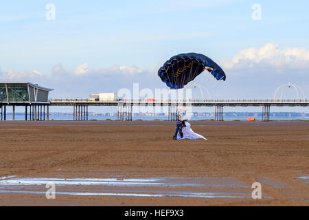 Tiger Freefall ParachuteTeam Mitglied Landung und winkte das Publikum bei Southport airshow Stockfoto