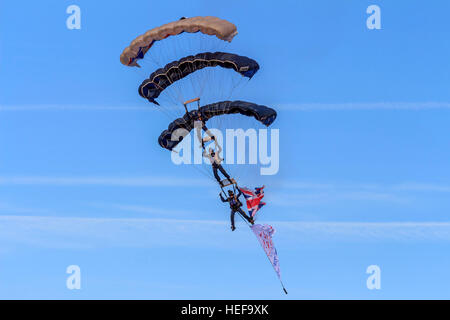 Drei Tiger Freefall ParachuteTeam Mitglieder gestapelt, sobald er sich vor dem Publikum in Southport Airshow landen Stockfoto