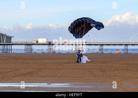 Tiger Freefall ParachuteTeam Mitglied Landung und winkte das Publikum bei Southport airshow Stockfoto