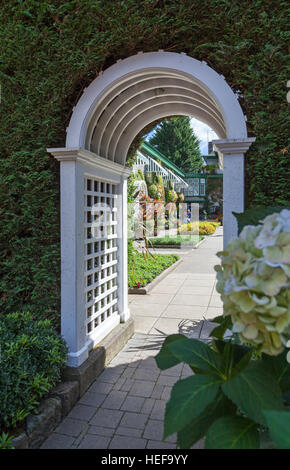 Blick durch einen Bogen Butchart Gardens in der Nähe von Victoria Vancouver Island British Columbia, Kanada Stockfoto