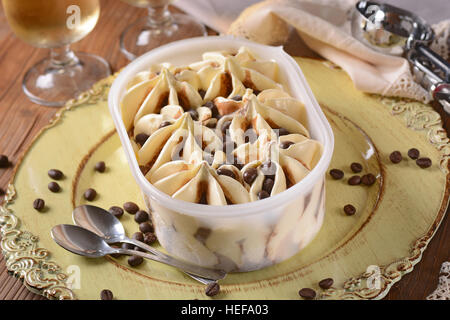 Vanille-Eis und Kaffee mit Schokoladenstückchen Stockfoto