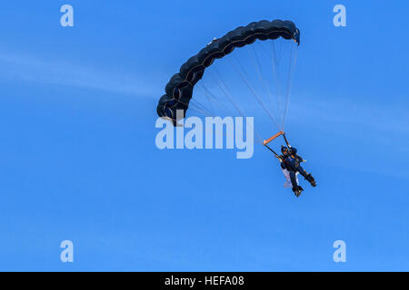 Tiger Freefall ParachuteTeam Mitglied Paragliding in bereit, vor der Menge auf Southport Airshow zu landen Stockfoto