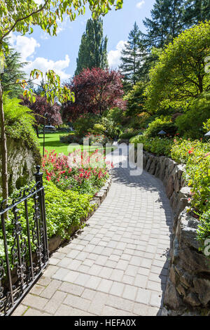 Ein Pfad und Tor am Butchart Gardens in der Nähe von Victoria Vancouver Island British Columbia, Kanada Stockfoto