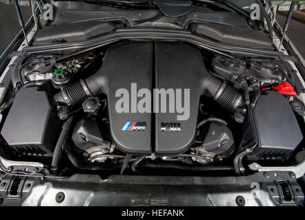 V10-Motor in einem deutschen super Saloon BMW E60 M5 (2003-2010) Stockfoto