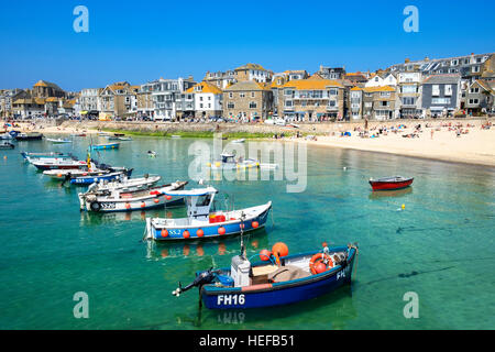 Angelboote/Fischerboote vertäut im Hafen von St.Ives, Cornwall, England, UK Stockfoto