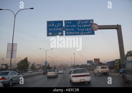 Straßenschild in Amman, Jordanien mit seiner strategischen Lage im Nahen Osten. Stockfoto