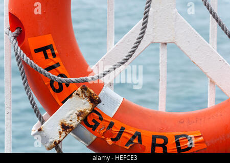 Close-up orange Rettungsring an Deck der Fähre Fishguard Aufkleber drauf Stockfoto