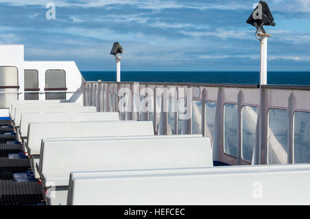Stena Line Europe Fährdeck und keine Leute und leere Bänke auf dem Kreuzfahrtschiff auf offener See Stockfoto