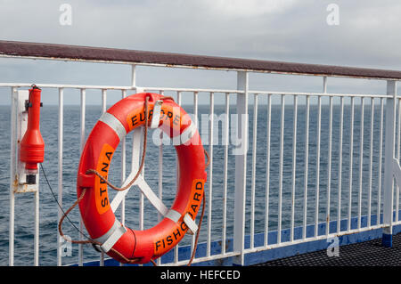 Rettungsring auf dem Fährdeck der Stena Line Europe und auf dem offenen Meer Anzeigen Stockfoto