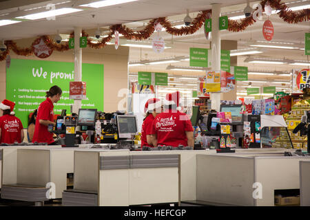 Coles Supermarkt Shop in Sydney, Australien, sind Mitarbeiter Frohe Weihnachten Kleidung und Hüte tragen. Stockfoto