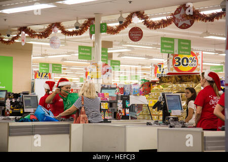 Coles Supermarkt Shop in Sydney, Australien, tragen die Mitarbeiter Frohe Weihnachten tops Stockfoto