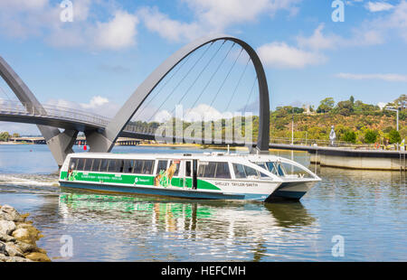 Transperth Fähre nähert sich Elizabeth Quay, Perth, Western Australia, Australien Stockfoto