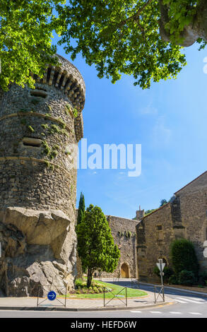 Château de Tournon mit TheTour de l'Hôpital Turm in der Ferne in mittelalterlichen Tournon-Sur-Rhône, Ardèche, Frankreich Stockfoto