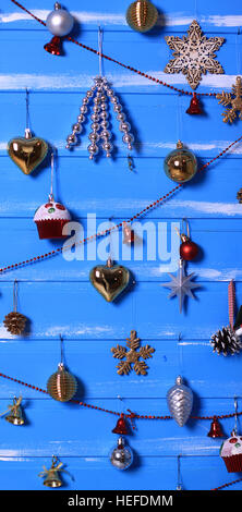 Neujahr-Dekorationen an der blauen Wand hängen Stockfoto