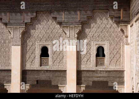 Innenhof des Ben Youssef Madrasa. Einem ehemaligen islamischen College in Marrakesch, Marokko. Stockfoto