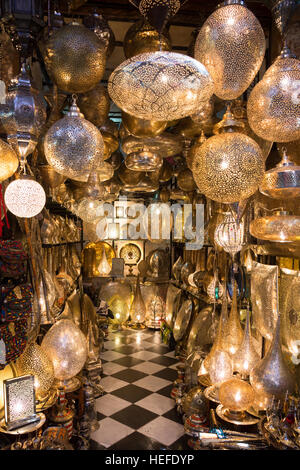 Auswahl an traditionellen Bestellartikel, Lampen in den Souks von Marrakesch. Der traditionelle Berber-Markt gehört zu den wichtigsten Attraktionen der Stadt. Stockfoto