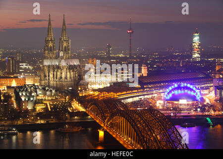 Riverside-Blick auf den Kölner Dom und Eisenbahn Brücke über den Rhein, Deutschland Stockfoto