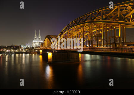 Riverside-Blick auf den Kölner Dom und Eisenbahn Brücke über den Rhein, Deutschland Stockfoto