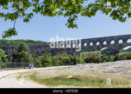 Der Weg zum römischen Aquädukt Pont du Gard, Vers-Pont-du-Gard, Gard, Frankreich Stockfoto