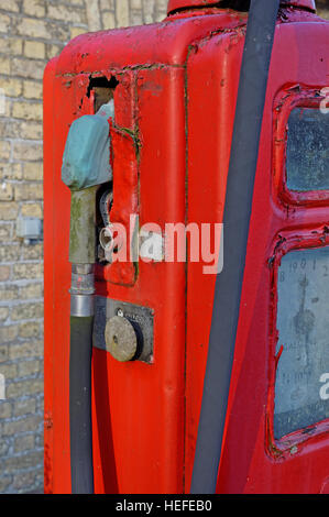 Detail einer alten, stillgelegten Benzin oder Benzin Pumpe in der UK-Landschaft Stockfoto