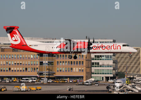 Stuttgart, Deutschland – 29. November 2016: Air Berlin, Bombardier Dash Q400 ist landet auf dem Flughafen Stuttgart Stockfoto