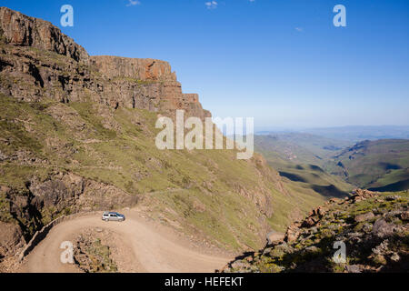 Berge-Fahrzeug mit Blick auf steilen schroffen Feldweg Pass ins Tallandschaft Foto Stockfoto