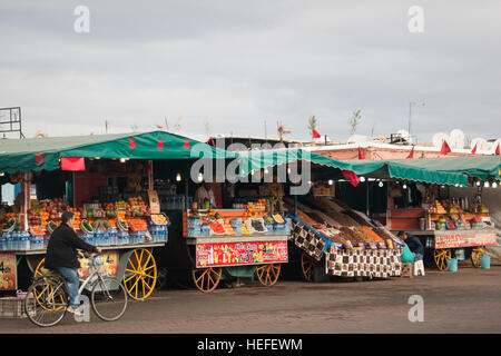 Marrakesch, Marokko - Dezember 2016: Menschen auf sehr beschäftigt wichtigsten Platz von Marrakesch in Marokko namens Jeema el Fna, mit vielen Speisen und Saft stehen Stockfoto