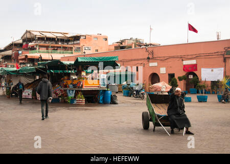 Marrakesch, Marokko - Dezember 2016: Menschen auf sehr beschäftigt wichtigsten Platz von Marrakesch in Marokko namens Jeema el Fna, mit vielen Speisen und Saft stehen Stockfoto