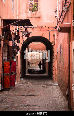 Eine typische Straße mit roten Gebäude im Zentrum von Marrakesch in Marokko Stockfoto