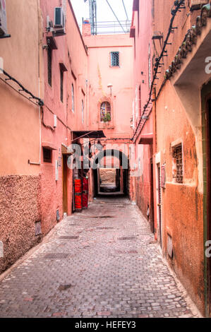 Eine typische Straße mit roten Gebäude im Zentrum von Marrakesch in Marokko Stockfoto