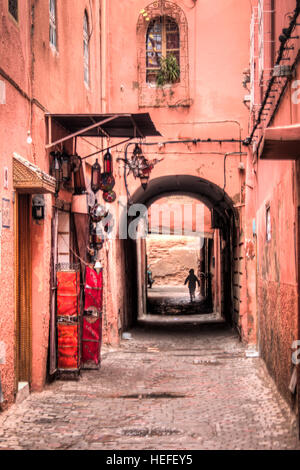 Eine typische Straße mit roten Gebäude im Zentrum von Marrakesch in Marokko Stockfoto