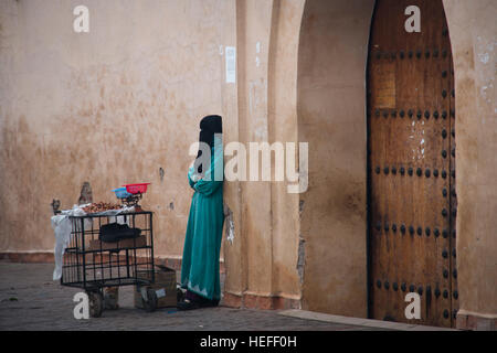 Eine überdachte muslimische Frau auf der Straße von Marrakesch in Marokko Stockfoto