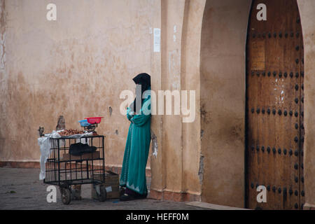 Eine überdachte muslimische Frau auf der Straße von Marrakesch in Marokko Stockfoto