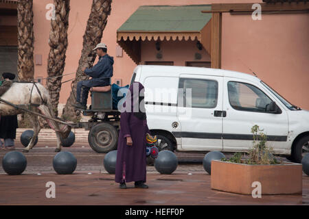 Marrakesch, Marokko - Dezember 2016: Eine überdachte muslimische Frau auf der Straße von Marrakesch in Marokko Stockfoto