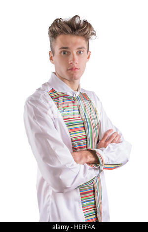 Junge blonde stilvollen Mann gekleidet in ein weißes Hemd mit gestreiften multicolor Frontplatte Stockfoto